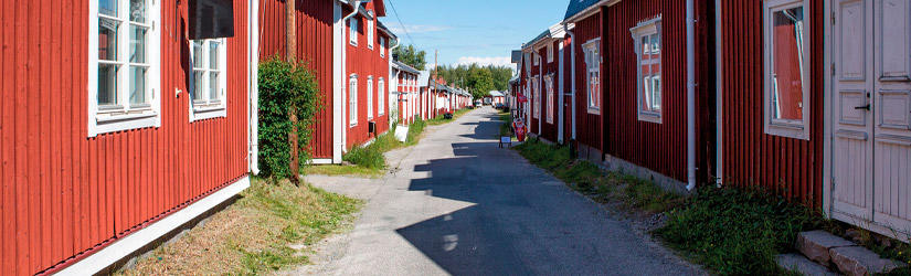 Rote Häuser in einer Straße in Skandinavien