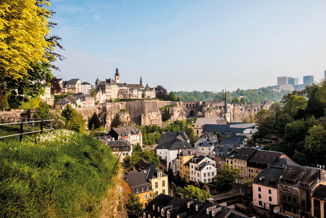 Idylle im Vordergrund, Politik und Wirtschaftsmacht im Hintergrund – Luxemburg vereint Gegensätze