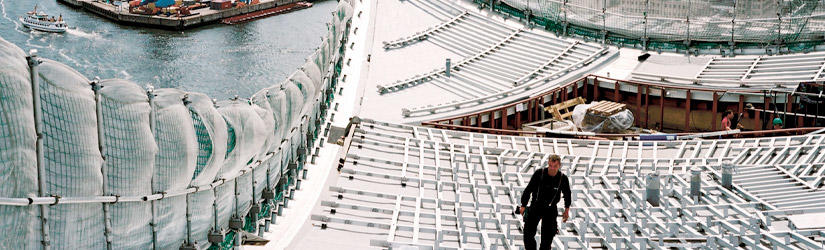 Bauarbeiter auf dem Dach der Elbphilharmonie in Hamburg
